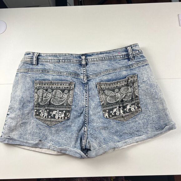 Tinseltown Denim Couture Women’s Size 12 Demin Boho Elephant Print Jean Shorts - Picture 8 of 8